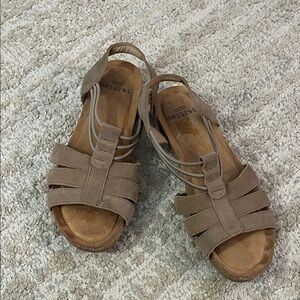 Earth Origins Women's Laney Leather Strappy Comfortable Walking Tan Sandals 6.5